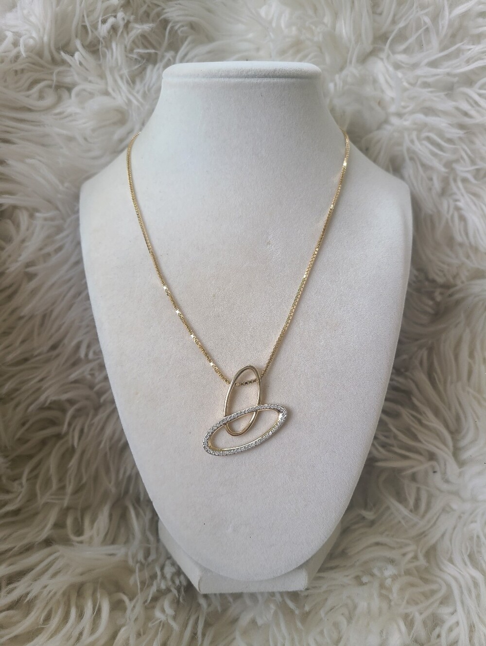 Swarovski Gold Tone Interlocking Oval Crystal Necklace- Excellent Condition